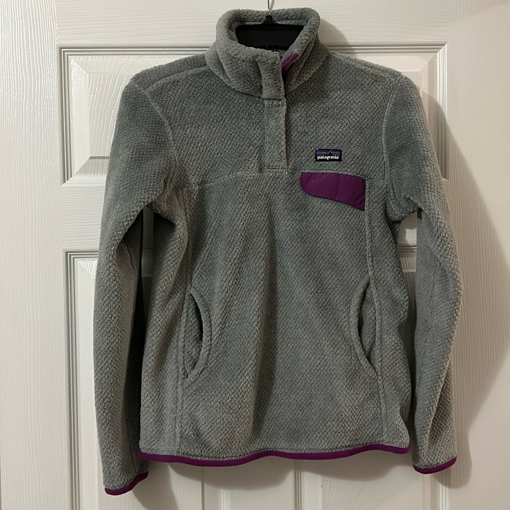 Women’s Patagonia Polartec Sweater. Size small. Gray w/ purple trim.